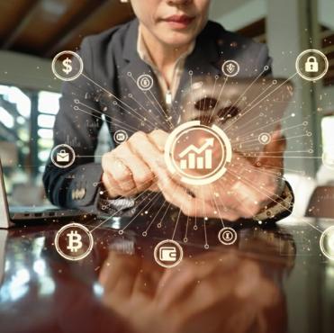 Imagem de uma mulher usando um smartphone, com gráficos de crescimento financeiro, destaque para ícones de moedas digitais e segurança, simbolizando inovação financeira e tecnologia de investimentos.