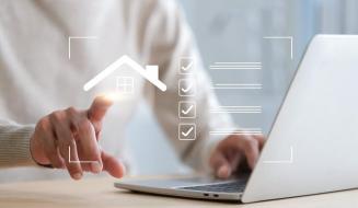 Uma mão toca um ícone brilhante de casa em uma interface digital, ao lado de uma lista de verificação e um notebook.