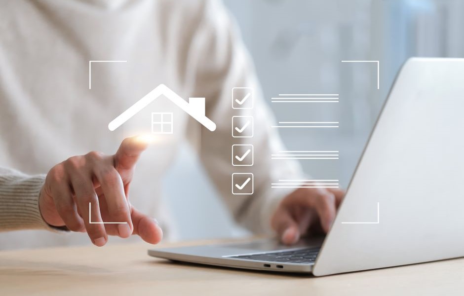 Pessoa usando um laptop para gerenciamento de tarefas relacionadas a imóveis, com um ícone de casa e checklist digital na tela, representando soluções de home office ou administração imobiliária.