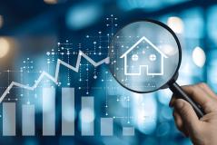 Uma lupa foca no ícone de uma casa sobreposta a um gráfico de barras e uma linha de crescimento ascendente.