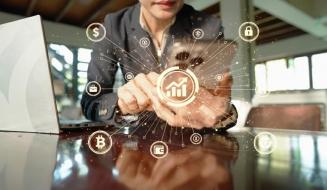  Uma pessoa usa um smartphone com gráficos de crescimento financeiro, criptomoedas e segurança digital projetados ao redor.