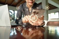 Imagem de uma mulher usando um smartphone, com gráficos de crescimento financeiro, destaque para ícones de moedas digitais e segurança, simbolizando inovação financeira e tecnologia de investimentos.