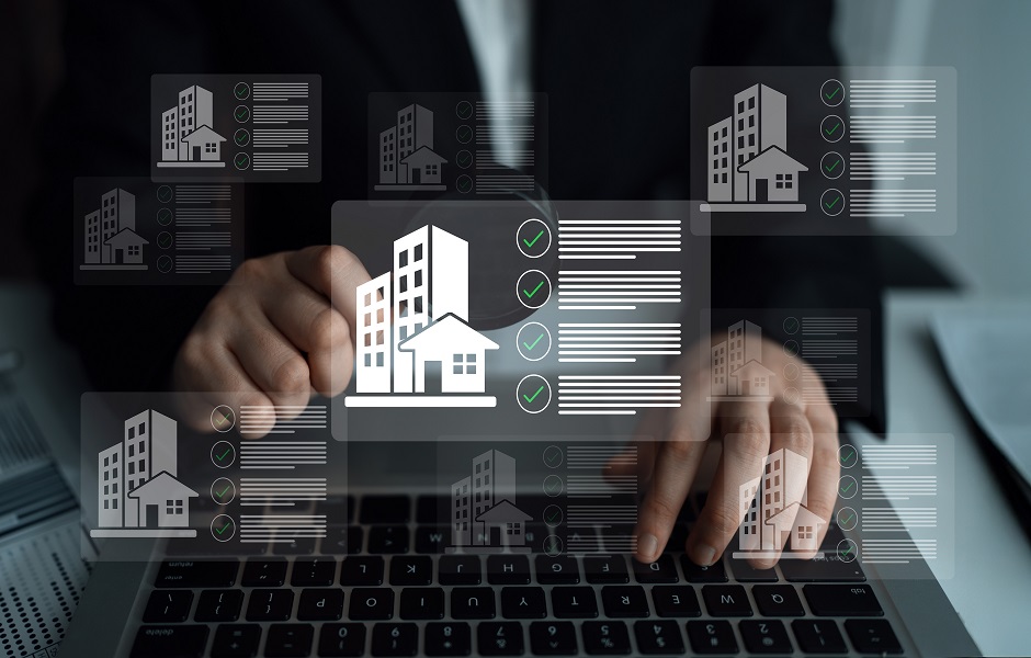 Pessoa usando computador com interface digital sobre imóveis e avaliações imobiliárias, representando o mercado imobiliário digital e tecnologia imobiliária.