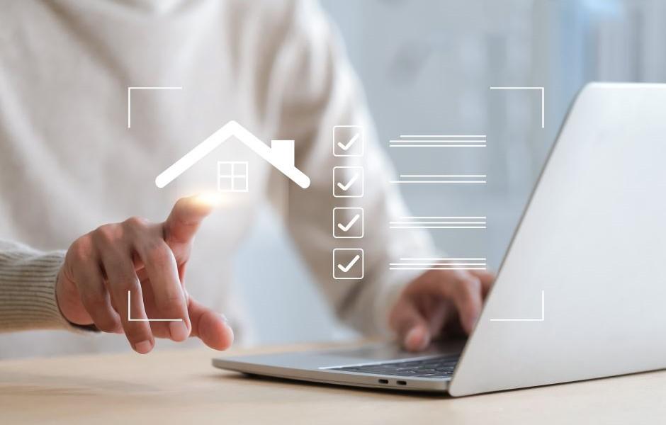Uma mão toca um ícone brilhante de casa em uma interface digital, ao lado de uma lista de verificação e um notebook.
