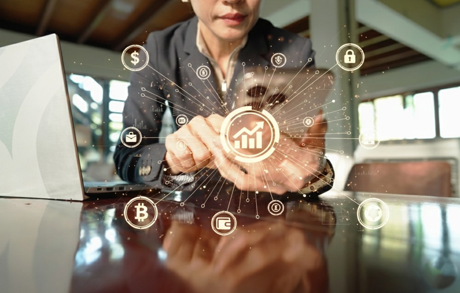 Imagem de uma mulher usando um smartphone, com gráficos de crescimento financeiro, destaque para ícones de moedas digitais e segurança, simbolizando inovação financeira e tecnologia de investimentos.