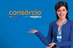 A personagem virtual Lu, mascote do Magalu, apresenta o Consórcio Magalu em fundo azul, gesticulando com a mão aberta em direção à marca colorida ao lado.